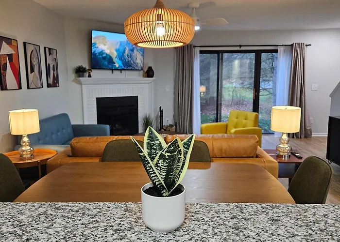 Holiday home North Townhouse - Central, Updated, Fireplace