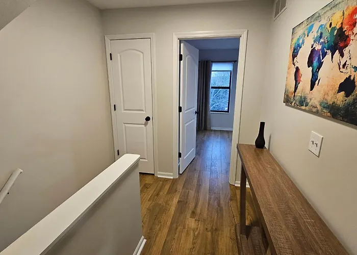 North Townhouse - Central, Updated, Fireplace *