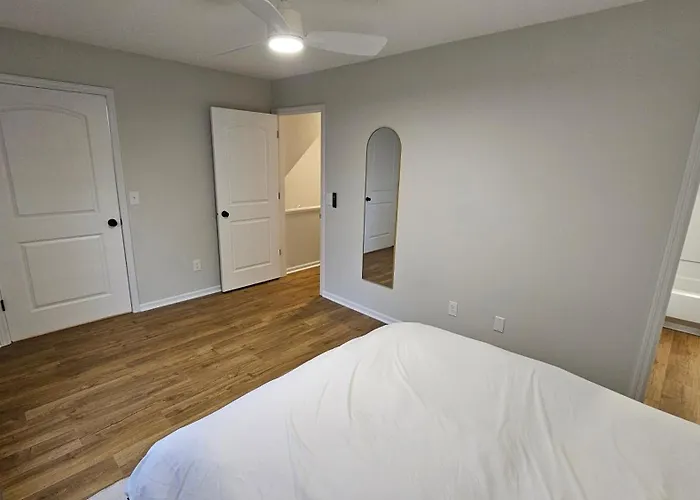 North Townhouse - Central, Updated, Fireplace